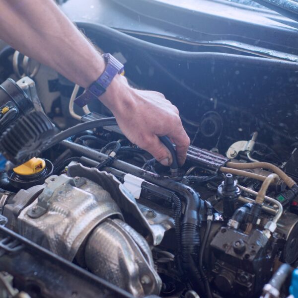 Jak sprawdzić poziom oleju w silniku krok po kroku?