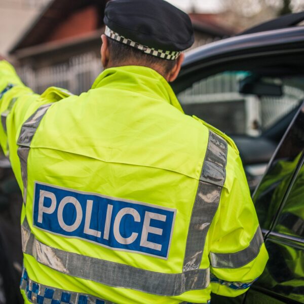 Kierowanie ruchem przez policjanta: praktyczne wskazówki dla kierowców