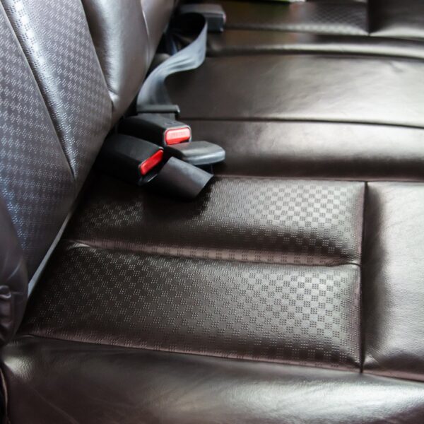 Jak dbać o skórzaną tapicerkę samochodową? Poradnik krok po kroku