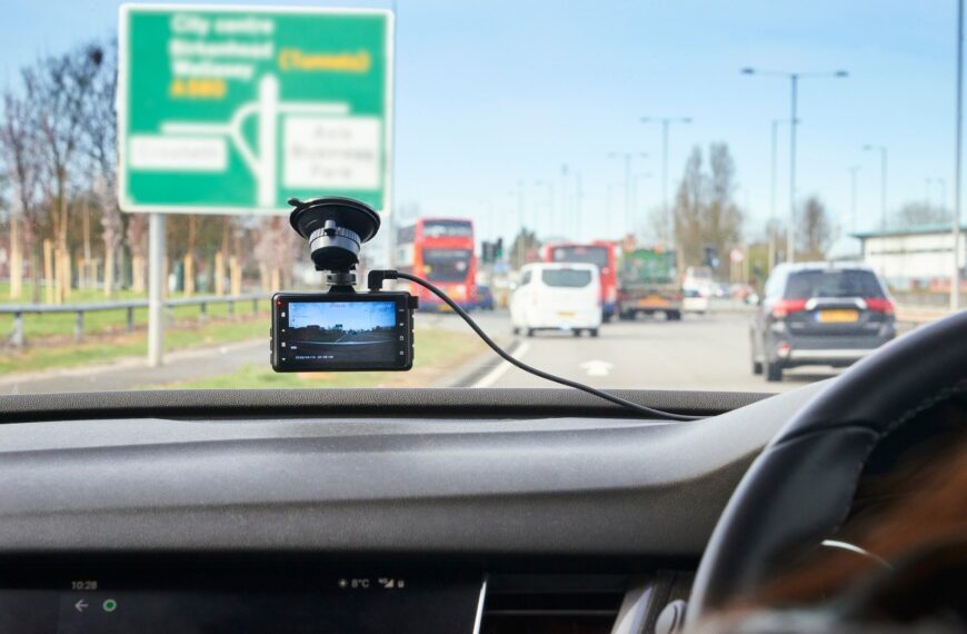 Jak poprawnie zainstalować dashcam w samochodzie?