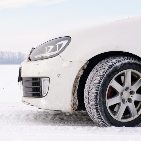 Najlepsze techniki jazdy w trudnych warunkach zimowych