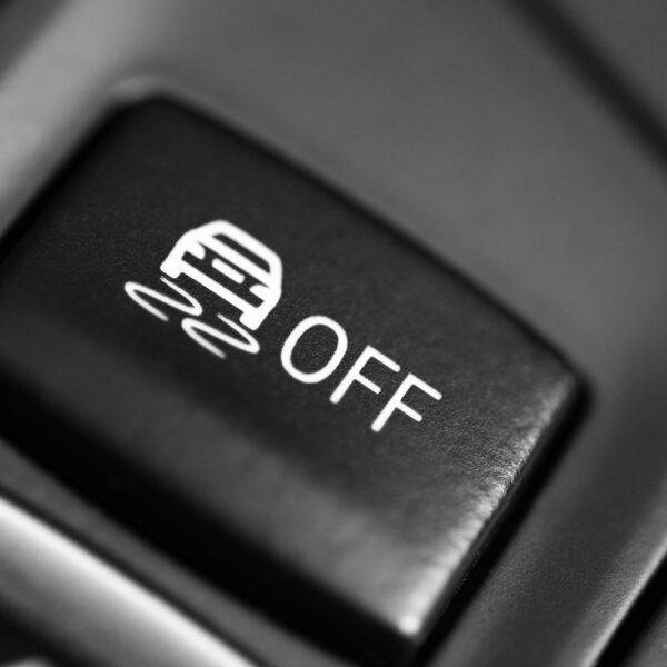 Co to jest układ ESP i dlaczego jest ważny dla bezpieczeństwa?