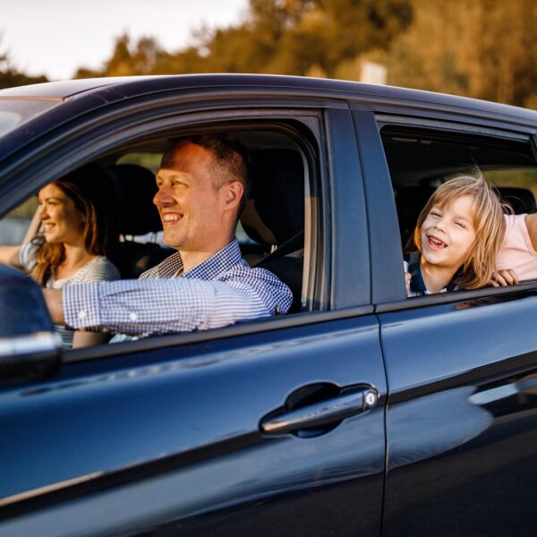 Bezpieczne przewożenie dzieci w samochodzie: odpowiadamy na najczęściej zadawane pytania.