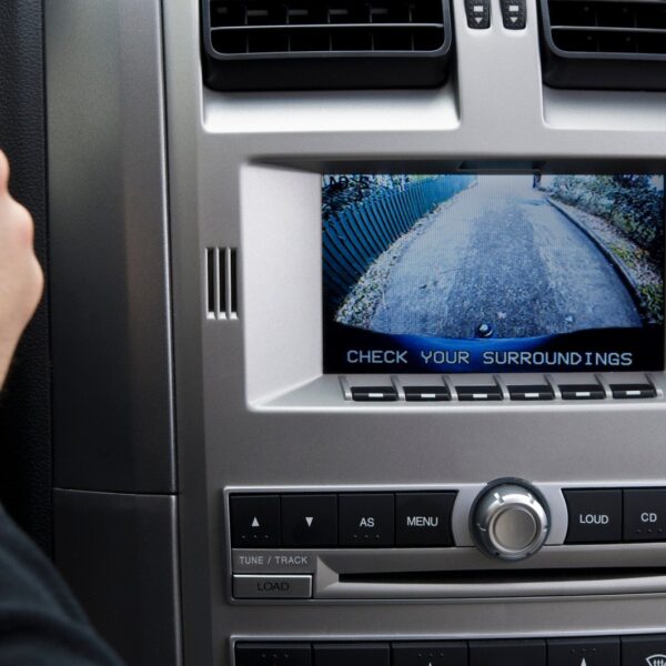 Jak wybrać odpowiednią kamerę cofania do swojego samochodu?