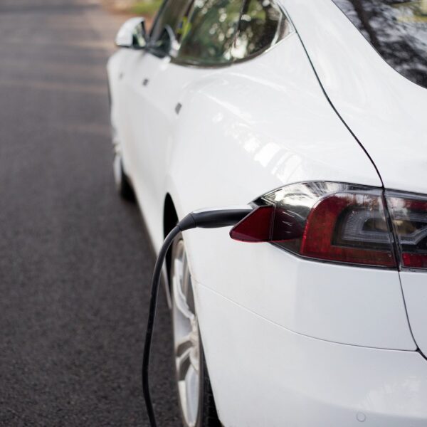 Jakie są zalety i wady samochodów hybrydowych plug-in?