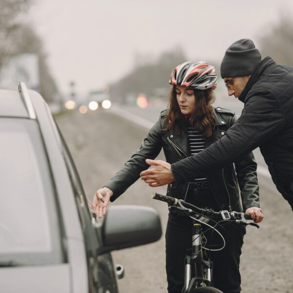 Bezpieczeństwo rowerzystów na drodze: co kierowcy samochodów powinni wiedzieć?