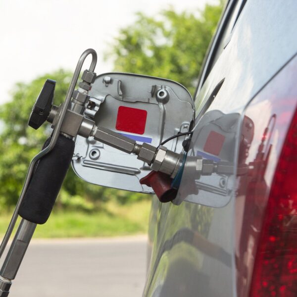 Jak zaadaptować samochód spalinowy do zasilania CNG: krok po kroku.