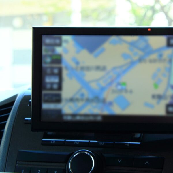 Sztuczna inteligencja w motoryzacji: jak AI rewolucjonizuje asystentów kierowcy i systemy nawigacji?