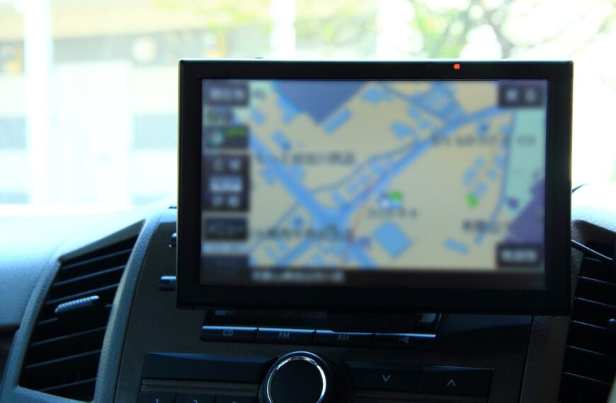 Sztuczna inteligencja w motoryzacji: jak AI rewolucjonizuje asystentów kierowcy i systemy nawigacji?