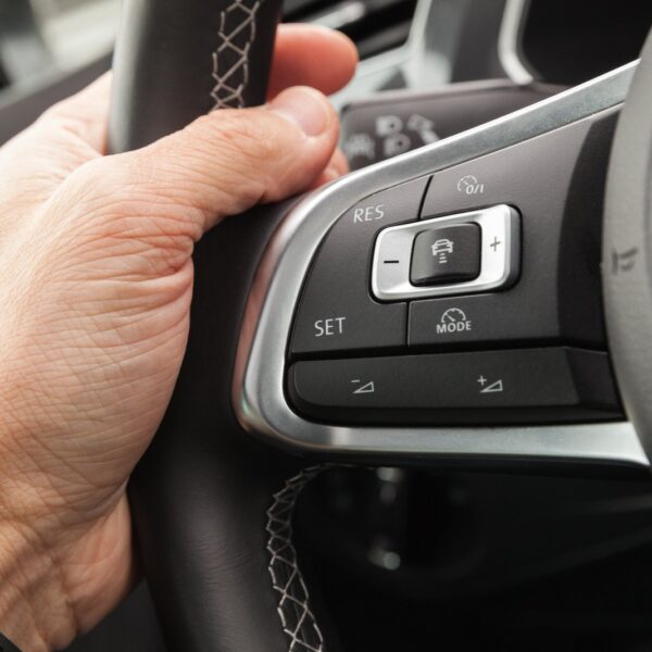 Jak działa tempomat adaptacyjny i kiedy najlepiej go używać?