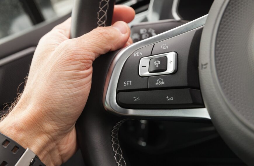 Jak działa tempomat adaptacyjny i kiedy najlepiej go używać?