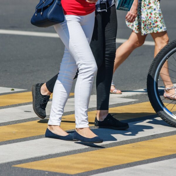Przepisy dotyczące przekraczania przejść dla pieszych w Polsce: co każdy kierowca powinien wiedzieć?