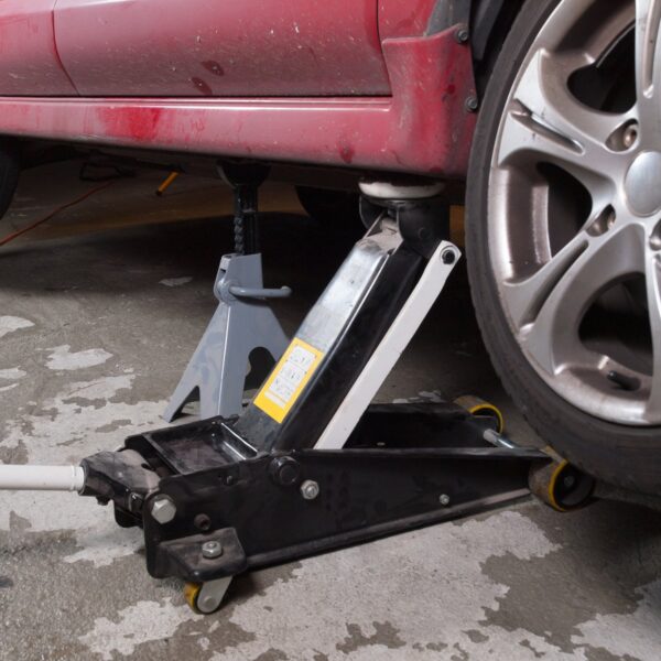 Najczęstsze błędy przy wymianie kół: jak ich unikać i bezpiecznie zmieniać koła samodzielnie?