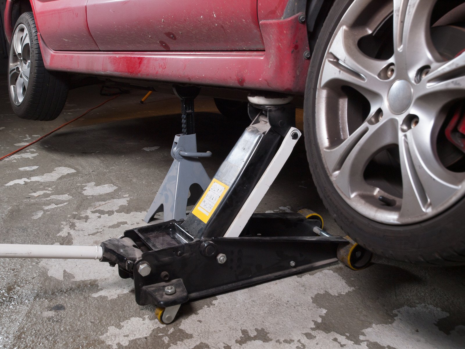 Najczęstsze błędy przy wymianie kół: jak ich unikać i bezpiecznie zmieniać koła samodzielnie?